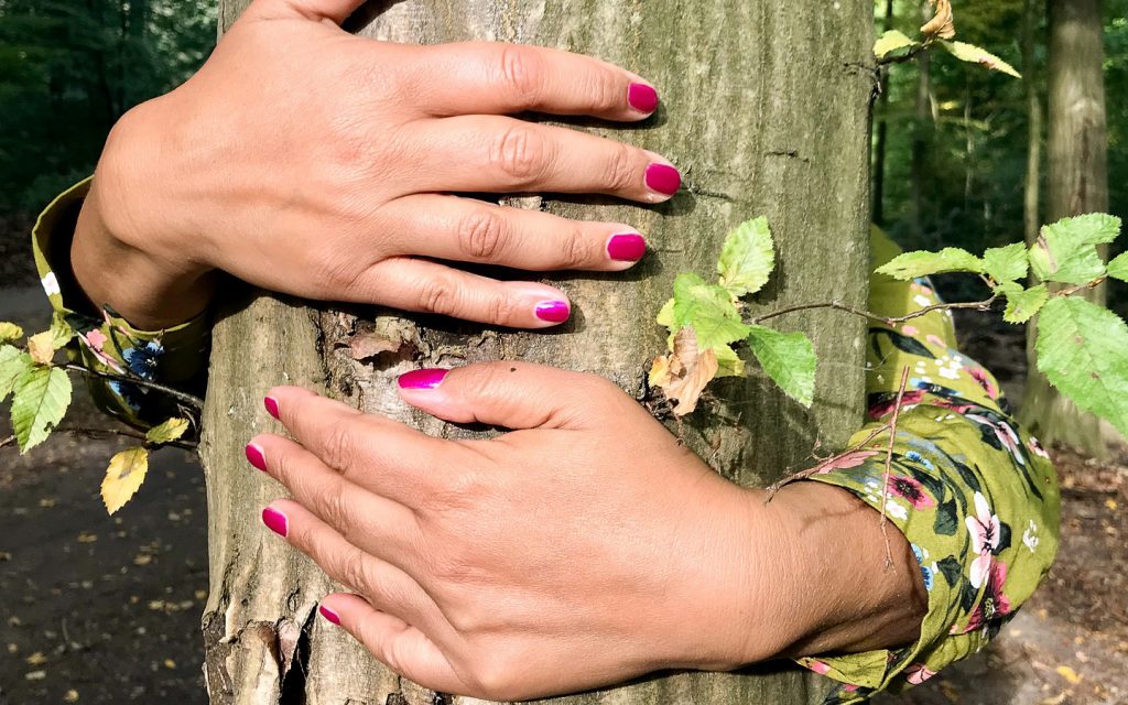 Kvinna kramar ett träd