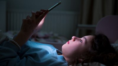 Pojke med mobiltelefon